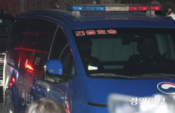 서울서부지방법원에서 열린 영장실질심사를 마친 윤석열 대통령이 탄 법무부 호송차량이 18일 오후 의왕시 서울구치소로 들어서고 있다. 2025.1.18 /최은성기자 ces7198@kyeongin.com