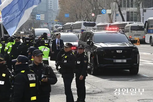 내란 우두머리 혐의로 체포된 윤석열 대통령에 대한 영장실질심사가 열린 18일 오후 서울 마포구 서울서부지방법원에 윤석열 대통령이 탑승한 법무부 호송차량이 들어서고 있다. /최은성기자 ces7198@kyeongin.com