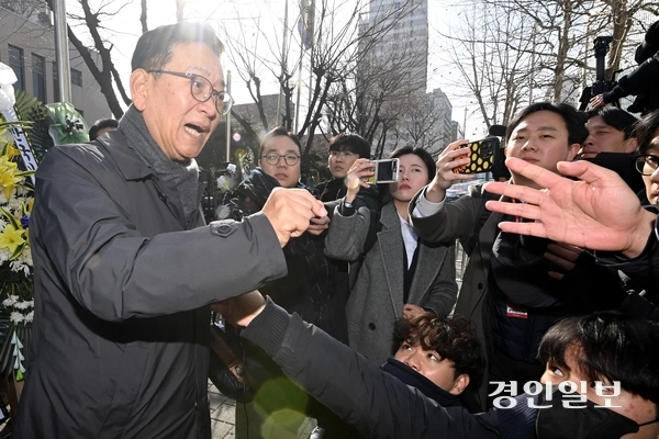 내란 우두머리 혐의로 체포된 윤석열 대통령에 대한 영장실질심사가 열린 18일 서울 마포구 서울서부지방법원 앞에서 석동현 변호사가 취재진의 질문에 답하고 있다. 2025.1.18 /최은성기자 ces7198@kyeongin.com