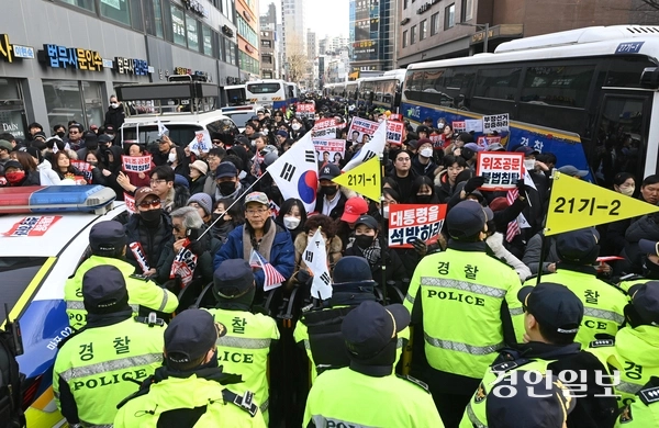 내란 우두머리 혐의로 체포된 윤석열 대통령에 대한 영장실질심사가 열린 18일 오후 서울 마포구 서울서부지방법원 앞에서 지지자들이 탄핵 반대 집회를 하고 있다. 2025.1.18 /최은성기자 ces7198@kyeongin.com