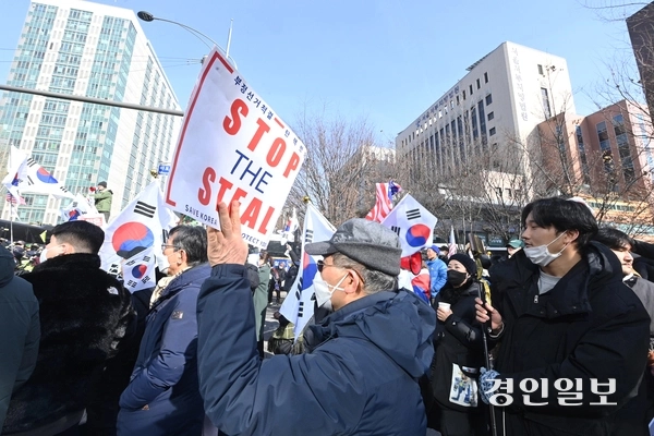 내란 우두머리 혐의로 체포된 윤석열 대통령에 대한 영장실질심사가 열린 18일 오후 서울 마포구 서울서부지방법원 앞에서 지지자들이 탄핵 반대 집회를 하고 있다. 2025.1.18 /최은성기자 ces7198@kyeongin.com