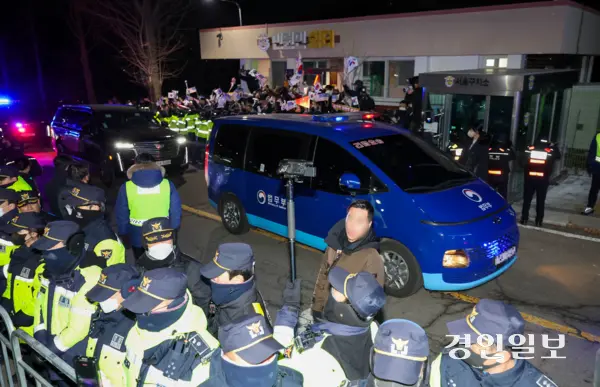 서울서부지방법원에서 열린 영장실질심사를 마친 윤석열 대통령이 탄 법무부 호송차량이 18일 오후 의왕시 서울구치소로 들어서고 있다. 2025.1.18 /최은성기자 ces7198@kyeongin.com