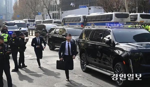 내란 우두머리 혐의로 체포된 윤석열 대통령에 대한 영장실질심사가 열린 18일 오후 서울 마포구 서울서부지방법원에 윤석열 대통령이 탑승한 법무부 호송차량이 들어서고 있다. /최은성기자 ces7198@kyeongin.com
