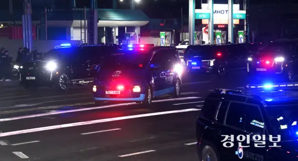 서울서부지방법원에서 열린 영장실질심사를 마친 윤석열 대통령이 탄 법무부 호송차량이 18일 오후 의왕시 서울구치소로 들어서고 있다. 2025.1.18 /최은성기자 ces7198@kyeongin.com