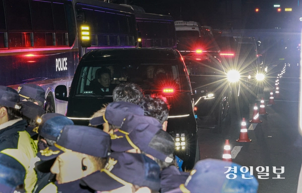 서울서부지방법원에서 열린 영장실질심사를 마친 윤석열 대통령이 탄 법무부 호송차량이 18일 오후 의왕시 서울구치소로 들어서고 있다. 2025.1.18 /최은성기자 ces7198@kyeongin.com