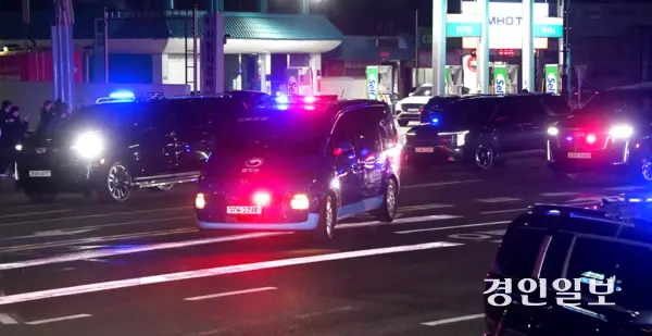 서울서부지방법원에서 열린 영장실질심사를 마친 윤석열 대통령이 탄 법무부 호송차량이 18일 오후 의왕시 서울구치소로 들어서고 있다. 2025.1.18 /최은성기자 ces7198@kyeongin.com