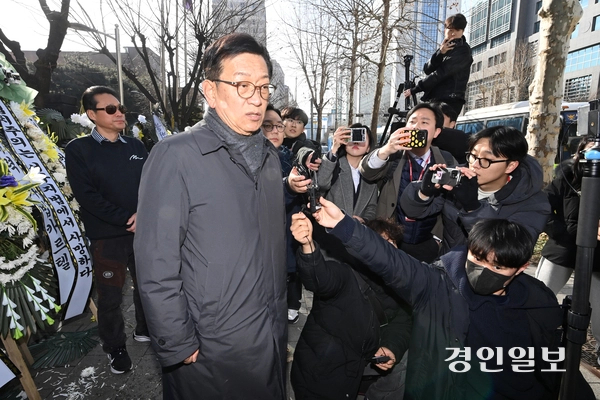 내란 우두머리 혐의로 체포된 윤석열 대통령에 대한 영장실질심사가 열린 18일 서울 마포구 서울서부지방법원 앞에서 석동현 변호사가 취재진의 질문에 답하고 있다. 2025.1.18 /최은성기자 ces7198@kyeongin.com