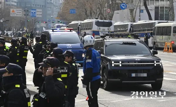 내란 우두머리 혐의로 체포된 윤석열 대통령에 대한 영장실질심사가 열린 18일 오후 서울 마포구 서울서부지방법원에 윤석열 대통령이 탑승한 법무부 호송차량이 들어서고 있다. /최은성기자 ces7198@kyeongin.com