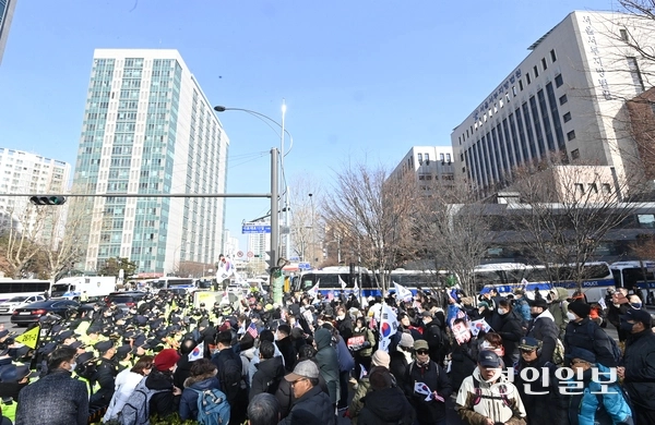내란 우두머리 혐의로 체포된 윤석열 대통령에 대한 영장실질심사가 열린 18일 오후 서울 마포구 서울서부지방법원 앞에서 지지자들이 탄핵 반대 집회를 하고 있다. 2025.1.18 /최은성기자 ces7198@kyeongin.com