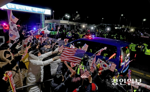 서울서부지방법원에서 열린 영장실질심사를 마친 윤석열 대통령이 탄 법무부 호송차량이 18일 오후 의왕시 서울구치소로 들어서고 있다. 2025.1.18 /최은성기자 ces7198@kyeongin.com