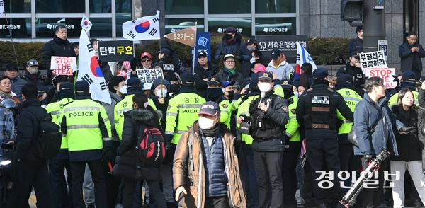 내란 우두머리 혐의로 체포된 윤석열 대통령에 대한 영장실질심사가 열린 18일 오후 서울 마포구 서울서부지방법원 앞에서 지지자들이 탄핵 반대 집회를 하고 있다. 2025.1.18 /최은성기자 ces7198@kyeongin.com