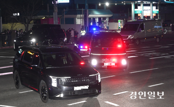 서울서부지방법원에서 열린 영장실질심사를 마친 윤석열 대통령이 탄 법무부 호송차량이 18일 오후 의왕시 서울구치소로 들어서고 있다. 2025.1.18 /최은성기자 ces7198@kyeongin.com