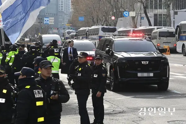 내란 우두머리 혐의로 체포된 윤석열 대통령에 대한 영장실질심사가 열린 18일 오후 서울 마포구 서울서부지방법원에 윤석열 대통령이 탑승한 법무부 호송차량이 들어서고 있다. /최은성기자 ces7198@kyeongin.com