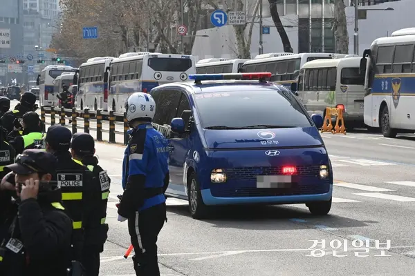 내란 우두머리 혐의로 체포된 윤석열 대통령에 대한 영장실질심사가 열린 18일 오후 서울 마포구 서울서부지방법원에 윤석열 대통령이 탑승한 법무부 호송차량이 들어서고 있다. /최은성기자 ces7198@kyeongin.com