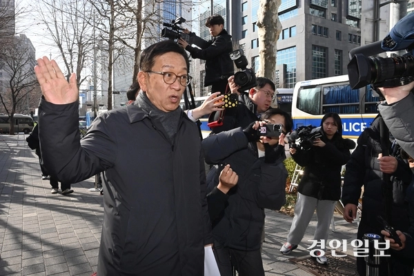 내란 우두머리 혐의로 체포된 윤석열 대통령에 대한 영장실질심사가 열린 18일 서울 마포구 서울서부지방법원 앞에서 석동현 변호사가 취재진의 질문에 답하고 있다. 2025.1.18 /최은성기자 ces7198@kyeongin.com