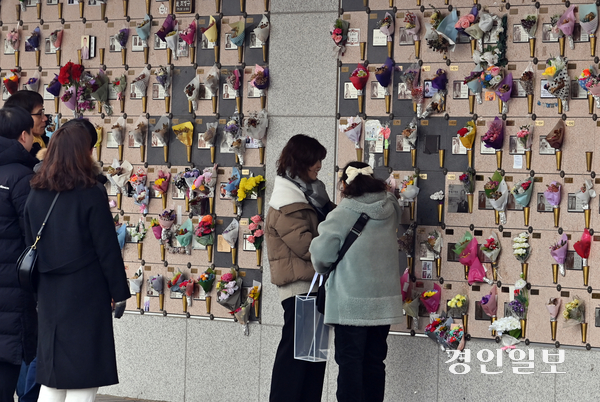 설 명절을 일주일 가량 앞둔 19일 인천가족공원내 납골당을 찾은 성묘객들이 성묘를 하고 있다. 2025.1.19 /김용국기자 yong@kyeongin.com