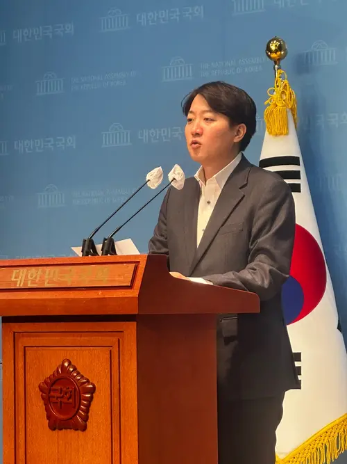 개혁신당 이준석 의원이 19일 윤석열 대통령 구속과 그 지지자의 서부지법 공격에 대해 논평하고 있다. 2025.01.19 / 이준석 의원측 제공