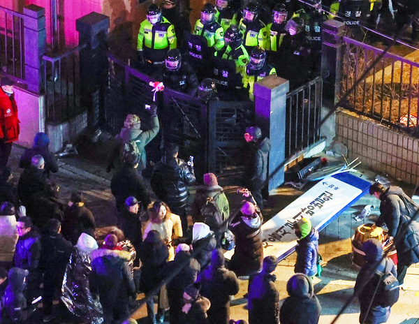 내란 우두머리 혐의를 받는 윤석열 대통령의 구속영장이 발부된 19일 오전 서울서부지방법원 후문에서 일부 지지자들이 경내로 진입하자 경찰 기동대원들이 저지하고 있다. 2025.1.19 /연합뉴스