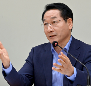 탄핵 반대 철회·야당 맹공격… 유정복 시장 노림수는 [인천 정가 레이더]