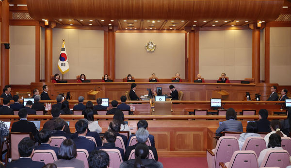 윤석열 대통령 탄핵 심판 첫 변론이 열린 14일 오후 서울 종로구 헌법재판소 대심판정에 헌법재판관들이 입장해 자리에 앉고 있다. 2025.1.14 /연합뉴스
