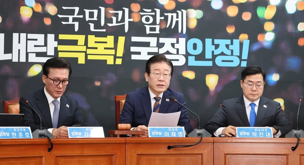 더불어민주당 이재명 대표(가운데)가 17일 국회에서 열린 최고위원회의에서 발언하고 있다. 2025.1.17 /연합뉴스