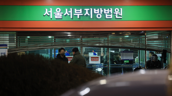 내란 우두머리 혐의를 받는 윤석열 대통령의 구속영장이 발부된 19일 오전 서울 마포구 서울서부지방법원 정문 셔터가 윤 대통령 지지자들의 난동으로 파손돼 있다. 2025.1.19 /연합뉴스