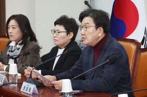 보수 논객조차 “여권이 사법부 향한 비난 멈춰야”
