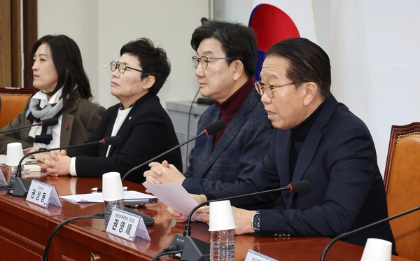 국민의힘 권영세 비상대책위원장(오른쪽)이 19일 국회에서 열린 긴급비상대책위원 회의에서 발언하고 있다. 2025.1.19 /연합뉴스