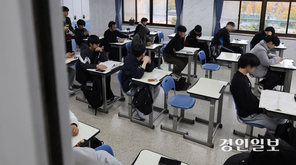 2025학년도 대학수학능력시험일인 지난해 11월 14일 오전 인천시교육청 25지구 제 6시험장인 동산고등학교에 입실한 수험생들이 시험 시작 전 막바지 공부를 하고 있다. 2024.11.14 /조재현기자 jhc@kyeongin.com