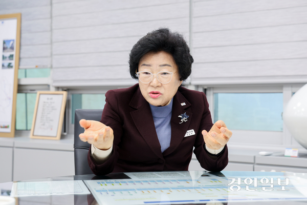 김경희 이천시장은 “지역경제에 활력을 더하는 민생경제 회복과 미래도시 지향, 일상의 행복증진을 신년목표로 설정했다”고 말했다. 2025.1.15 이천/서인범기자 sib@kyeongin.com