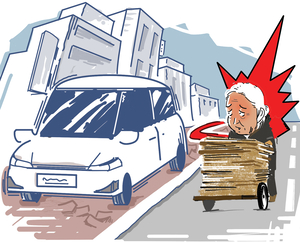 [사건사고 비하인드] 울퉁불퉁 인도에 불법 주정차… 차도 내려간 폐지손수레 참변