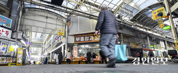 설 명절을 일주일 여 앞둔 지난 17일 오후 경기도 내 한 전통시장이 고물가와 불안정한 사회 분위기 등의 영향으로 한산한 모습을 보이고 있다. 2025.1.17 /이지훈기자 jhlee@kyeongin.com