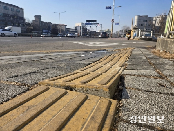 지난 17일 오후 수원시 권선구 세류중학교 인근 인도의 한 보도블럭이 튀어나온 채 방치돼 있다. 이날 이곳 인근에서 폐지수집 노인이 손수레를 끌고 도로를 지나가다 승용차에 치여 숨지는 사고가 발생했다. 2025.1.17 /김태강기자 think@kyeongin.com