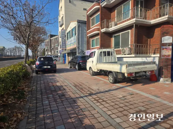 사고 지점 인근 인도 위에 차량이 불법 주정차돼 있다. 2025.1.17 /김태강기자 think@kyeongin.com