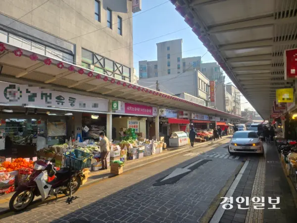 설 명절을 8일 앞둔 17일 오후 수원시 매산시장 골목이 한적하다. 2025.1.17 /김태강기자 think@kyeongin.com