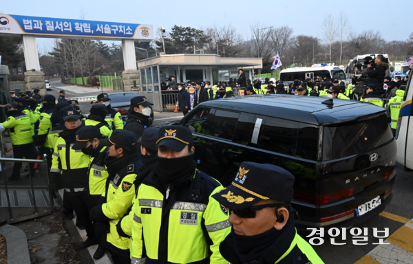 20일 오후 의왕시 서울구치소에서 공수처 수사차량으로 추정되는 차량이 입구로 들어가고 있다. 2025.1.20 /이지훈기자 jhlee@kyeongin.com