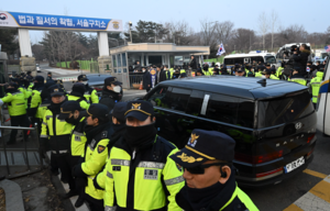 공수처, 6시간 만에 ‘강제 구인 철수’… 윤석열 측 “21일 헌재 출석”