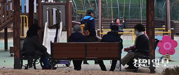 20일 오전 인천시 연수구 함박마을 마리어린이공원에서 어르신들이 모여 담소를 나누고 있다. 인천고령사회대응센터 조사결과 인천에 정착한 이주고령자들이 장기요양서비스를 이용하지 못하는 것으로 나타나 대책이 필요해 보인다. 2025.1.20 /조재현기자 jhc@kyeongin.com