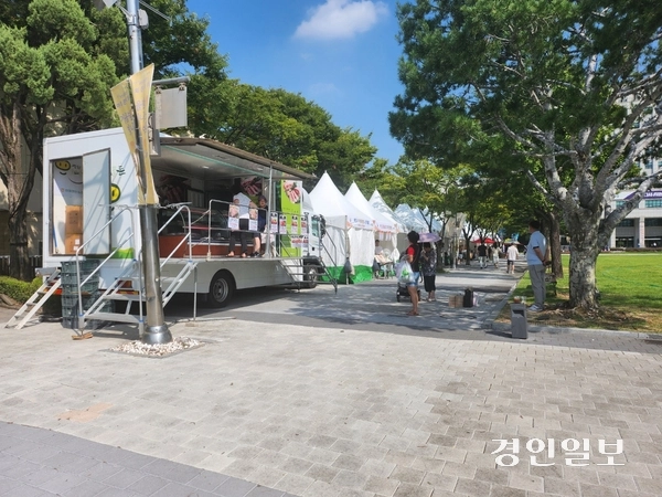 지난해 부천시가 운영한 농산물 직거래 장터에서 시민들이 농수축산물을 구입하고 있다. /부천시 제공
