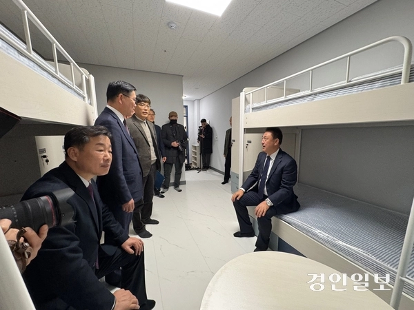 여주시는 20일 이충우 시장의 민선 8기 주요 공약으로 추진중인 ‘기숙형 명문학교 만들기’에 선정된 여강고등학교 기숙사 준공식을 개최했다. 사진은 기숙사 내부. 2025.1.20 여주/양동민기자 coa007@kyeongin.com
