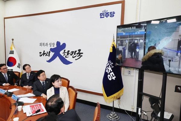더불어민주당 이재명 대표가 20일 오전 서울 여의도 국회에서 열린 최고위원회의에 참석해 ‘서부지법 폭력 난동’ 관련 영상을 보고 있다. 2025.1.20 /연합뉴스