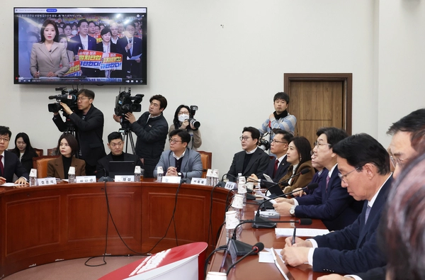 국민의힘 권성동 원내대표가 20일 국회에서 열린 비상대책위원회의에서 발언하며 지난 2022년 10월 19일 더불어민주당이 검찰의 민주연구원 압수수색 시도를 저지하는 영상을 보여주고 있다. 2025.1.20 /연합뉴스