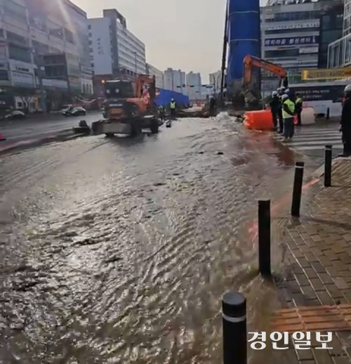 지난 18일 수원시 권선구의 ‘신분당선 광교~호매실 철도 건설 공사’ 현장에서 상수도관이 파열돼 인근이 물바다가 됐다. 2025.1.18 /독자 제공