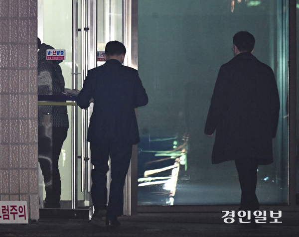 20일 오후 서울구치소에서 윤석열 대통령에 대한 강제 구인을 시도하다 불발돼 과천시 고위공직자범죄수사처로 복귀한 직원들이 청사로 들어서고 있다. 2025.1.20 /이지훈기자 jhlee@kyeongin.com