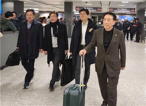 김석기 국회 외교통일위원장(오른쪽 첫번째) 등 한국 의원들이 도널드 트럼프 미국 대통령 당선인의 오는 20일(현지시간) 취임식에 참석하기 위해 18일 워싱턴DC 인근 덜레스 국제공항을 통해 미국에 도착하고 있다. 2025.1.18 /연합뉴스