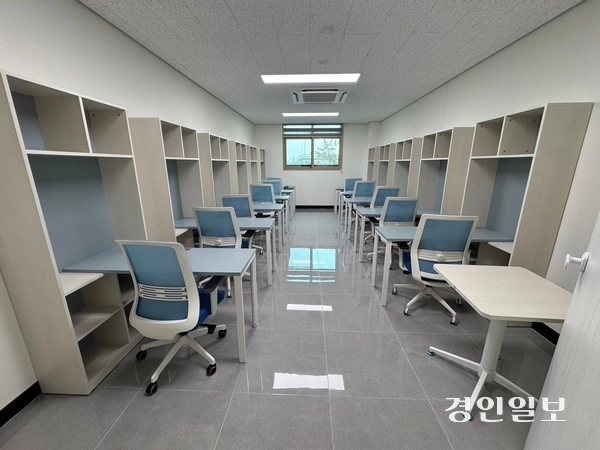 여주시는 20일 이충우 시장의 민선 8기 주요 공약으로 추진중인 ‘기숙형 명문학교 만들기’에 선정된 여강고등학교 기숙사 준공식을 개최했다. 사진은 기숙사 학습실. 2025.1.20 여주/양동민기자 coa007@kyeongin.com