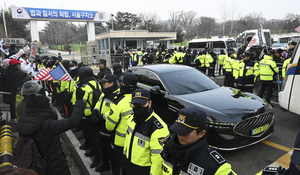 구치소 앞 ‘불법’ 외친 윤석열 대통령 지지자들