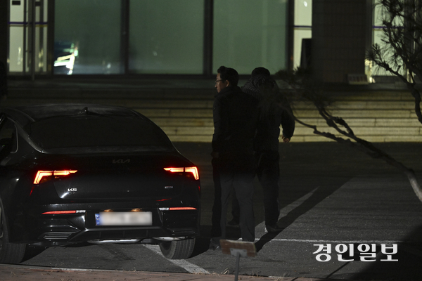 20일 오후 서울구치소에서 윤석열 대통령에 대한 강제 구인을 시도하다 불발돼 과천시 고위공직자범죄수사처로 복귀한 직원들이 청사로 들어서고 있다. 2025.1.20 /이지훈기자 jhlee@kyeongin.com