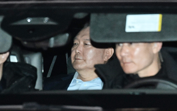 내란 우두머리 혐의로 고위공직자범죄수사처에 체포된 윤석열 대통령이 15일 오후 경기 과천시 공수처에서 조사를 마치고 서울구치소로 이동하고 있다. 2025.1.15 /연합뉴스