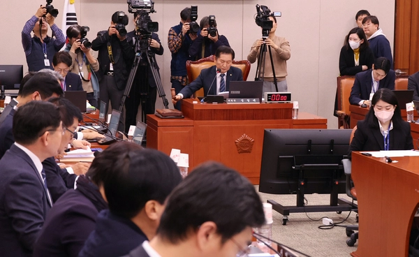 더불어민주당 소속 정청래 위원장이 20일 서울 여의도 국회에서 열린 법제사법위원회 전체회의에서 윤석열 대통령 지지 시위대의 서울서부지법 청사 불법 진입 및 난동 사태와 관련한 긴급 현안질의를 시작하고 있다. 2025.1.20 /연합뉴스